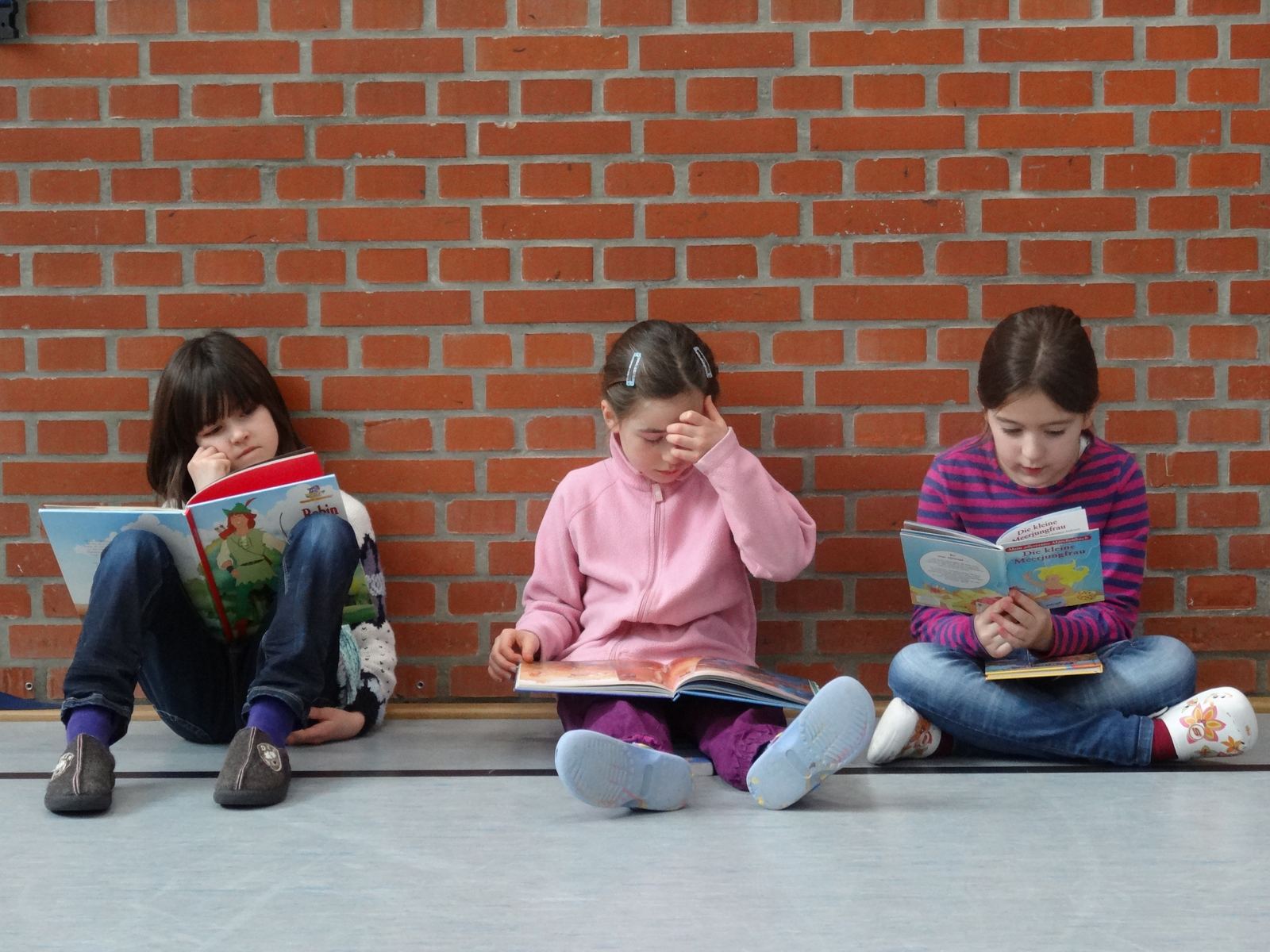Schuelerinnen beim Lesen